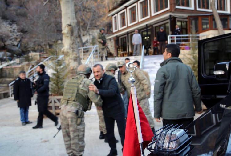 <p>Sığınaktan çıkmalarıyla yapılan 'Teslim ol' çağrılarına ateşle karşılık veren, 2'si sözde 'üst düzey yönetici' toplam 7 PKK'lı, etkisiz hale getirildi.</p>
<p> </p>