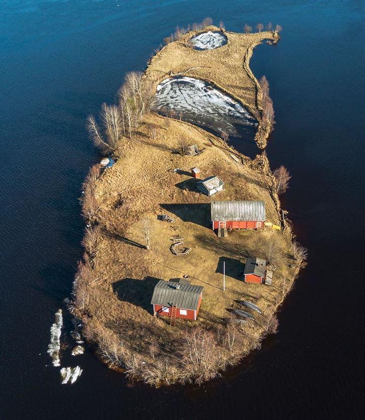 <p>Doğa fotoğrafçısı Jani Ylinampa, Kuzey Işıklarını profesyonel bir şekilde çekebilmesiyle anılsa da Finlandiya'nın Rovaniemi şehrinde bulunan Kotissari adasının 4 mevsim halini fotoğraflamasıyla ortaya görenleri hayran bırakan kareler çıkardı. </p>

<p><em><strong>SONBAHAR</strong></em></p>
