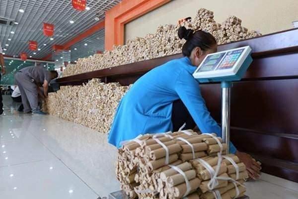 <p>Neredeyse 100 bin adet bozuk para toplamda 10 ton ağırlığındaydı ve taşımak oldukça güçtü.</p>