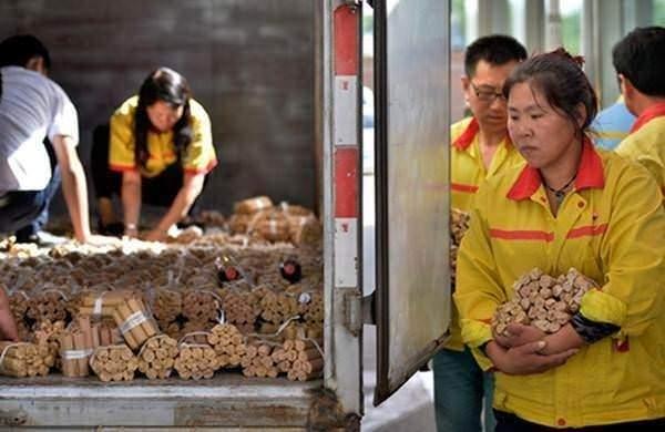 <p>Sadece bozuklukla yaklaşık 660.000 Yuan(106.480 dolar) fiyatında bir aracı almak isteyen müşteri, bu ödemeyi bozuk paralarıyla ödemeye kalktı.</p>
