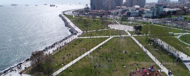 <p>İstanbul’da vatandaşlar, soğuk ve yağışlı bir haftanın ardından hafta sonunun güneşli olmasını fırsat bilerek deniz kenarına ve yeşil alanlara akın etti.</p>
