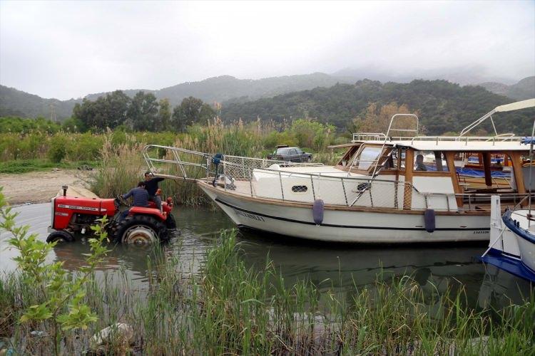 <p>Deniz turizminin önemli merkezleri arasında gösterilen Muğla'da her yıl binlerce turisti taşıyan tekneler, zımpara, boya ve bakım çalışmalarının tamamlanmasının ardından çekek yerlerinden traktörlerle suya indiriliyor.</p>
<p> </p>