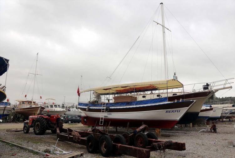 <div>Karaya çıkartılan teknelerin zımpara, boya ve bakım çalışmaları işçiler tarafından titizlikle yürütülüyor.</div>

<div> </div>
