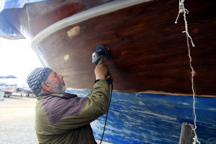 <p>Uzun süren uğraşların ardından turistik geziler için bakımları tamamlanan tekneler traktörlerle taşınarak Dalyan Kanalı'nın gerdanlığı su ile buluşuyor.</p>