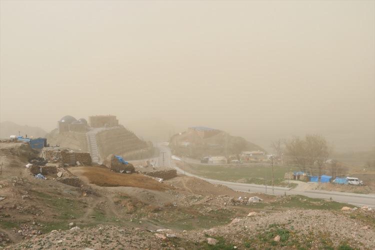 <p>Doğu Anadolu Bölgesinde etkili olan şiddetli rüzgar ve fırtına nedeniyle Ağrı'da bir kişi yaralandı. Doğubayazıt ilçesinde etkili olan fırtına hayatı olumsuz etkiledi.</p>
