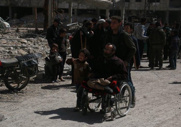 <p>Doğu Guta'da bazı Suriyelilerin de tahliye i&ccedil;in bekleyişleri s&uuml;r&uuml;yor.</p>
