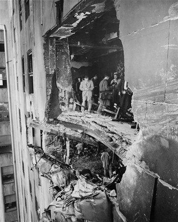 <p>Empire State Binası'na çarpan B-25'in ardından ortaya çıkan görüntü. </p>
<p> </p>