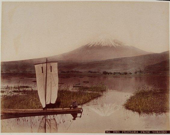 <p>Fuji Dağı manzarasında yelkenlisiyle açılan Japon adam, 1890'lar. </p>
<p> </p>