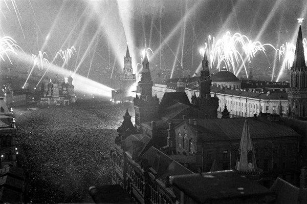 <p>2. Dünya Savaşı'nın sona ermesiyle Moskova Kızıl Meydan'da atılan zafer fişekleri, 1945. </p>
<p> </p>