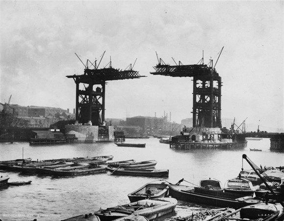 <p>Londra'da yer alan Tower Bridge'in 19. yüzyılda ortası boşken. </p>
<p> </p>