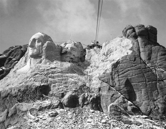 <p>1930'larda kısmen tamamlanmış Rushmore Dağı Anıtı, ABD. </p>
<p> </p>