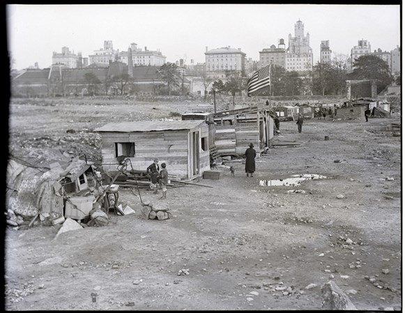 <p>Büyük Buhran sonrasında birçok insana yaşam alanı olan Hooverville, Central Park, New York. </p>
<p> </p>