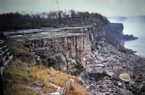 <p>1969 yılında, toprak kaymalarına karşı güçlendirmek amacıyla süren çalışmalar için kurutulan Niagara Şelalesi. </p>
<p> </p>