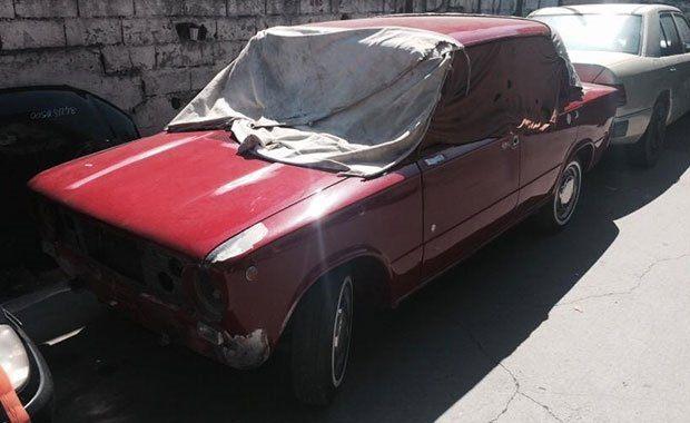 <p>43 yaşındaki aracı topladığı par&ccedil;alarla fabrika &ccedil;ıkışındaki haline &ccedil;eviren Paşam Sezer aynı zamanda sosyal medyadan yaptığı paylaşımlarla da farklı vizyonlar sağlayarak araba tutkunlarının g&ouml;zdesi durumunda.</p>
