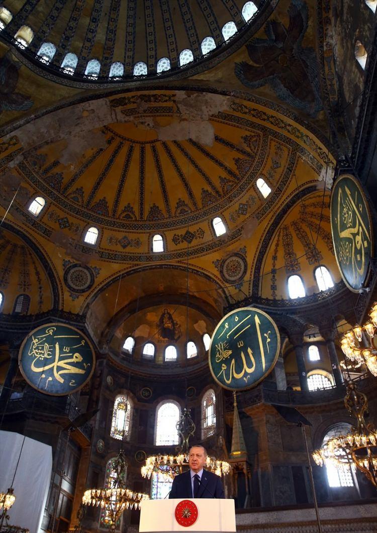 <p>Biz burada aslında vere vere eriye eriye buraya geldik. 18 milyon kilometrekareden buralara geldik. 19. asrın başlarında 5 milyon kilometrekare bir alana sahiptik kısa zamanda 780 bin kilometrekareye düştük. Çok hassas bundan sonrası.</p>
