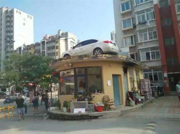<p>Parayı ödememek için direnen sürücü ile başa çıkamayan görevliler, çareyi bunda buldu. </p>
<p> </p>