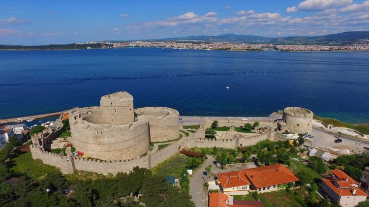 <p>Kritovulos (Kiritoboulos) ise 867 (1463) yılı olaylarından bahsederken Gelibolu ve Bolayır Valisi olan Donanma Kumandanı Yâkub Bey’in bu kalelerin inşasıyla görevlendirildiğini, 869 (1464-65) yılı olaylarını anlatırken de inşaatın tamamlanmış olduğunu belirtir.  İstanbul’un fethinden sonra Fatih dönemi mimarisinde geometriye verilen önemi yansıtan üç yapraklı yonca planına sahip Kilitbahir Kalesi, gelişen topçuluk teknolojisi ile dönemin askeri mimarisinin öncü bir şeması olarak karşımıza çıkmaktadır. Kale; çekirdeğinde yer alan yürek biçimli 7 katlı iç kule, üç yapraklı yonca formuna sahip iç kale ve etrafını saran dış surlardan oluşmaktadır. Kilitbahir Kalesi, korunması gerekli kültür varlığı olarak tescillidir.</p>

<p> </p>
