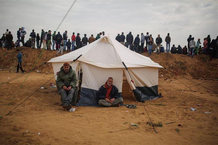 <p>İsrail'in 30 Mart 1976'da Filistinlilere ait binlerce d&ouml;n&uuml;m araziye el koymasının ardından yaşanan olayların anıldığı "Toprak G&uuml;n&uuml;"nde Filistinli grupların g&uuml;nler &ouml;ncesinden yaptığı "B&uuml;y&uuml;k D&ouml;n&uuml;ş Y&uuml;r&uuml;y&uuml;ş&uuml;" &ccedil;ağrısına katılmak i&ccedil;in halk sınıra doğru y&uuml;r&uuml;meye başladı.&nbsp;</p>

<p>&nbsp;</p>
