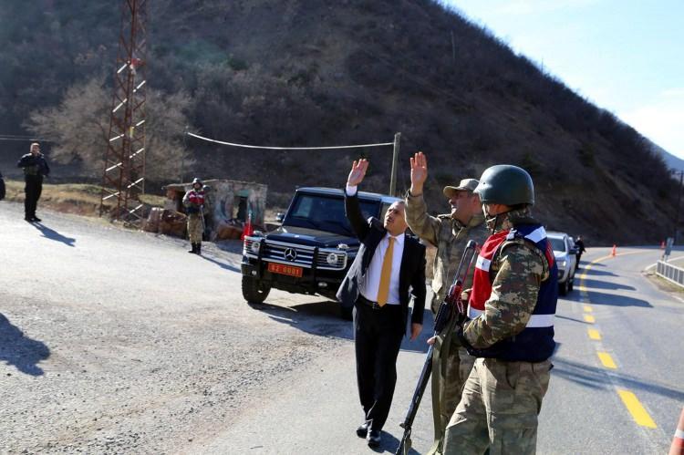 <p>Tunceli'nin Pülümür Vadisi Zağge ile Ağlayan kayalar bölgesinde, sabah saatlerinde çıkan çatışmada etkisiz hale getirilen 7 PKK'lı teröristin yerinin, Kandil'den gelen telsiz talimatının deşifresiyle tespit edildiği öğrenildi.</p>
<p> </p>