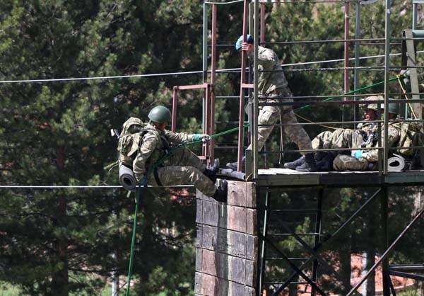 <p>Her türlü arazi koşulunda yemek ve barınma ihtiyacını karşılama  kabiliyetine sahip tugayda askerler, araziye kurulan sahra mutfağında hazırlanan  çorba, hamuru dahi arazide yoğrularak mobil fırında pişen ekmek ve poğaçalarla  eğitim arasında güç depoluyor.</p>
