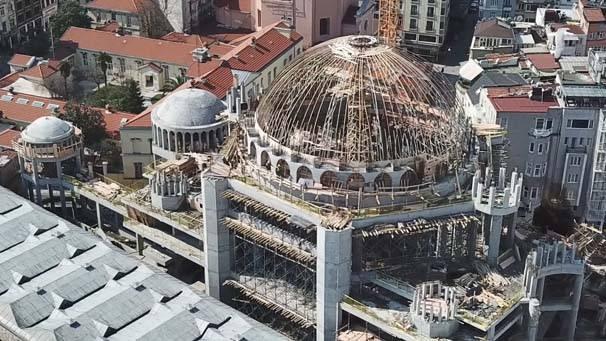 <p>Taksim Camii'nin kaba inşaatının yüzde 85'i tamamlandı. Yapımına bir yıl önce başlanan Taksim Camii inşaatında çalışmalar tüm hızıyla sürüyor.</p>
<p> </p>