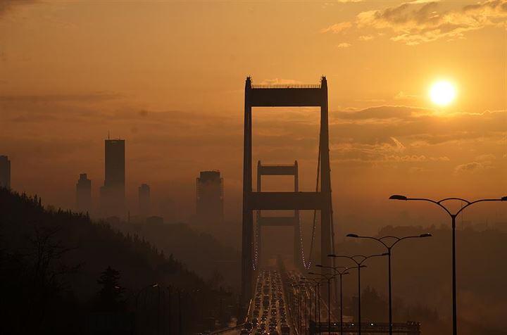 <p>Fatih Sultan Mehmet Köprüsü (FSM), sağanak yağmurun ardından oluşan sis ile birlikte günbatımında güzel görüntüler oluşturdu.</p>
