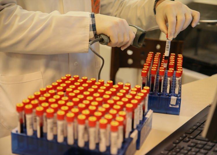 <p>Hastaya ait geçmiş test verileri ve tahlil sonuçları üzerinden 200 milyona yakın matematik işlemi yapan "yapay zeka", zaman aralığına bağlı olarak hastaya ait bir sonraki tahmini ölçümü veriyor. Öğrenebilen zeka olarak da adlandırılan sistem, her hastalıkta ve her tahlil türünde kullanılabiliyor.</p>
<p> </p>