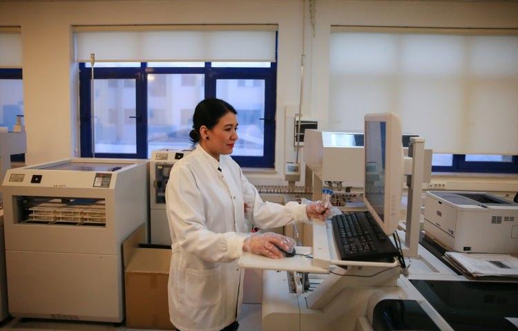 <p>Amaçlarının hekim, hasta ve laboratuvar çalışanlarına büyük kolaylıklar sağlamak olduğunu kaydeden Sevinç, "Tıp alanına ne kadar veri eklendiğini düşünün. Bu kadar büyük veriyi yönetebilmek için insan kapasitesinin üstünde bilgi işleme kabiliyetlerine ihtiyaç var. Biz de öngörüye dayalı keşifler yapacak ve hekimlerin dikkatine getirecek sistemler yapıyoruz." diye konuştu.</p>

<p> </p>
