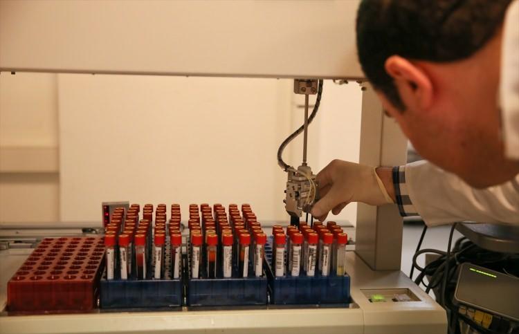 <p><em>Sevinç, sistem sayesinde doktorun hasta hakkında karar verirken artık daha güçlü olduğuna dikkat çekerek şöyle devam etti:</em></p>

<p>"Örneğin yoğun bakımda yatan bir hastanın ileriye doğru durumunu hekime sağlam bir matematiksel temelde 3 gün, 6 gün ya da bazı testler için aylar sonrasına ait projeksiyonlar olarak sunabiliriz.</p>

