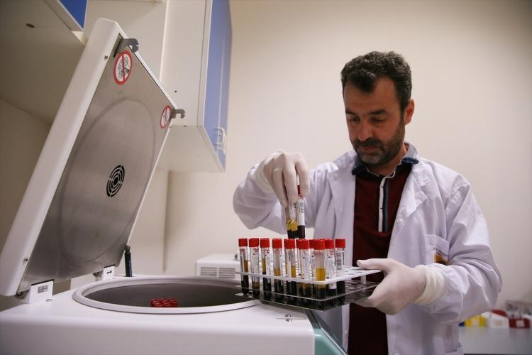 <p>Hastanın durumu kötüye gidiyorsa hekimlerin yapabilecekleri işler var, alabilecekleri önlemler var. Hastanın durumuna ilişkin bütün verileri bir araya getiren bir sistem, verileri hekimin önüne sunuyor. Hekimin hasta hakkında karar verirken daha güçlü olmasını sağlıyor."</p>
<p> </p>