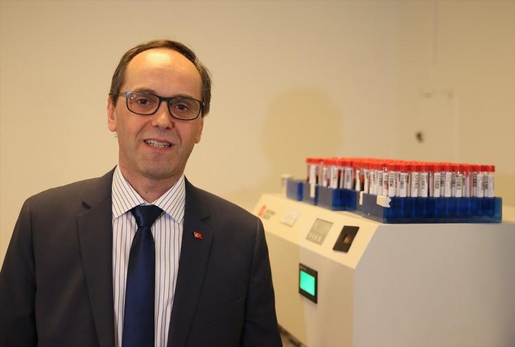 <p>Hastaların bilgilendirilmesini sağlayan modülle birlikte hekim, hasta ve laboratuvar çalışanları arasındaki iletişimin kolaylaşacağını aktaran Sevinç, özellikle sağlık çalışanları açısından zaman tasarrufu sağlanacağını belirtti. Sevinç, laboratuvar tahminlerinden tedavi planlama aşamasına kadar işleyen bu sürecin daha önce örneğine rastlamadıklarını, bunun dünyada ilk olduğunu tahmin ettiklerini, uluslararası alanda duyurmak üzere bilimsel yayın aşamasında olduklarını da sözlerine ekledi.</p>

<p> </p>
