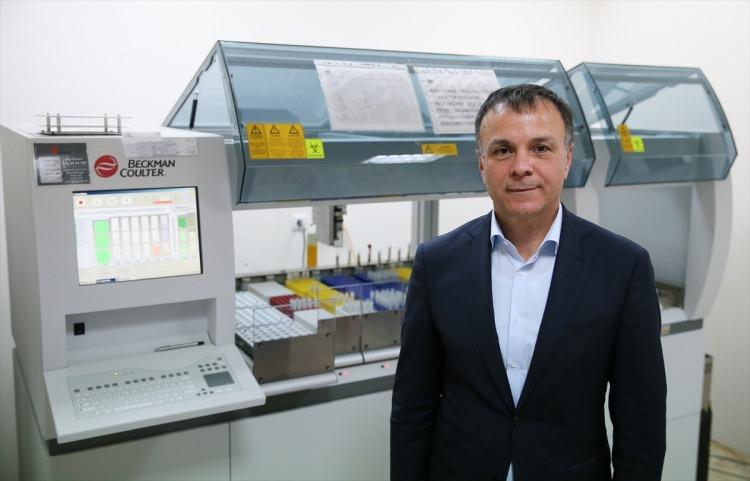 <p>DEÜ Tıp Fakültesi Hastanesi Başhekimi Prof. Dr. Mete Edizer de uluslararası akreditasyona sahip laboratuvarda yeni bir çalışma sistemine geçildiğini belirtti. Laboratuvar çalışanlarının artık tahlil örnekleriyle temasının kalmadığını kaydeden Edizer, her gün 5 binden fazla örneğin barkodlanarak bilgi sistemine geçirildiğini dile getirdi.</p>