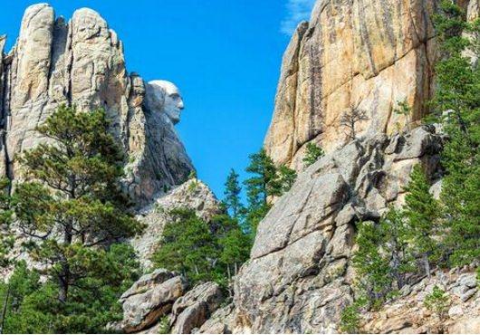 <p>Rushmore Dağı Anıtı, Amerika Birleşik Devletleri'nin Güney Dakota eyaletinde, Rushmore dağının Black Hills (Siyah Tepeler) denilen kayalıklarında bulunan anıt. Bu anıt Amerika Birleşik Devletleri'nin dört başkanını gösteren dev heykellerden oluşur</p>

<p> </p>
