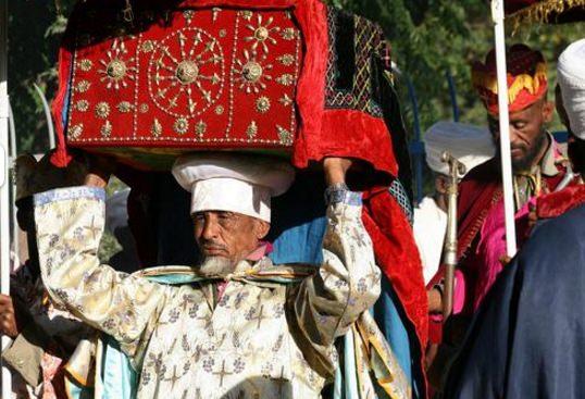 <p>Etiyopya da bulunan bu kilise, Tevrat'ta tarif edilen 10 emir taleplerinin saklanması için yapılmış kutsal ahit sandığına sahip</p>

<p> </p>
