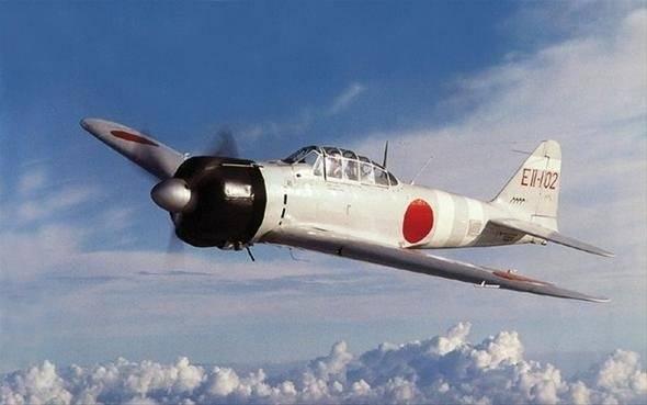 <p><strong>A6M Zero</strong></p>

<p>1940 yılında kullanıma giren bu model, hafif ve aerodinamik yapısı, uzun menzili ve seri manevra kabiliyeti ile savaşın seyrini değiştirebilecek derecede güçlü bir uçak olarak tanımlanırdı.</p>
