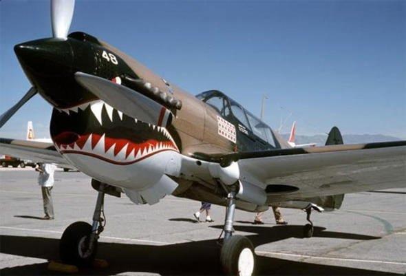 <p><strong>Curtiss P-40 Warhawk </strong></p>

<p>ABD savaşa dahil olmadan önce ise fotoğrafta görülen "Uçan Kaplanlar" gönüllü grubu tarafından Çin'de kullanılmıştı.</p>
