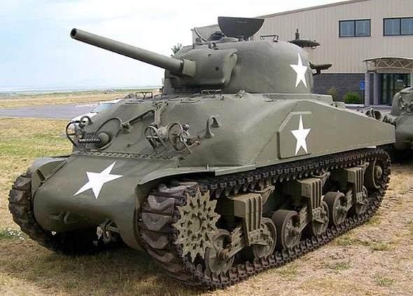 <p><strong>M4 Sherman </strong></p>

<p>Amerika'nın ikonik orta seviye tankı. Ne Tiger kadar ölümcül ne de T-34 kadar iddialıydı fakat savaşa damgasını vuran tankların en önde gelenlerinden biri de M4 Sherman'lar olmuştu. Yüksek manevra kabiliyeti ve düşük maliyetini de göz önünde bulundurunca, sebebi kolaylıkla anlaşılabilir. 48 bin adet üretilmiştir.</p>
