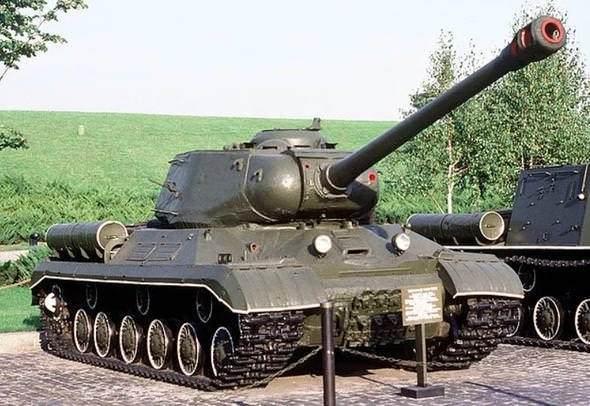 <p><strong>IS-2 Joseph Stalin </strong></p>

<p>İsmindeki kibir kadar haşmetli bir tank olan IS-2, Sovyetlerin ağır abilerdendi. 122 mm'lik bir top mermisi fırlatıyordu ve 46 ton ağırlığındaydı. Yer yer 120 mm'yi bulan kalınlıkta bir zırhı mevcuttu. Motoru da 600 beygir güç üretiyordu.</p>
