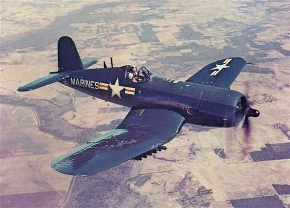 <p><strong>F4U Corsair </strong></p>

<p>Katlanabilen martı şekilli kanatları ile uçak gemileriyle birlikte kullanılması düşünülmüş, ancak denize inişlerde yaşadığı problemler nedeniyle çok da başarılı olamamıştı.</p>
