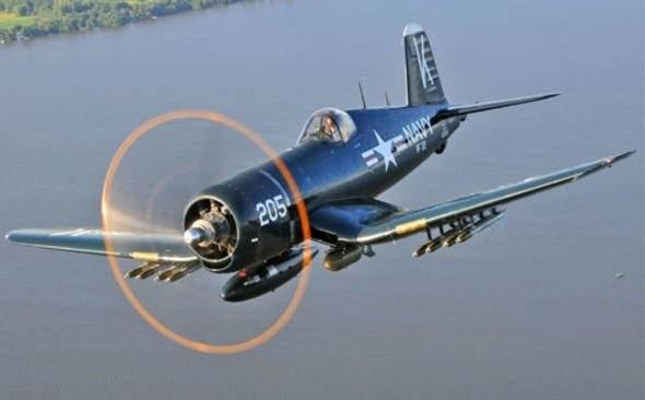 <p><strong>F4U Corsair </strong></p>

<p>Katlanabilen martı şekilli kanatları ile uçak gemileriyle birlikte kullanılması düşünülmüş, ancak denize inişlerde yaşadığı problemler nedeniyle çok da başarılı olamamıştı.</p>
