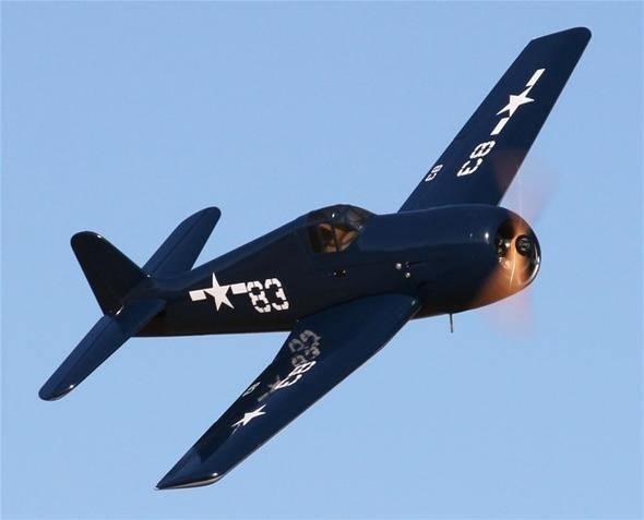 <p><strong>F4U Corsair </strong></p>

<p>Katlanabilen martı şekilli kanatları ile uçak gemileriyle birlikte kullanılması düşünülmüş, ancak denize inişlerde yaşadığı problemler nedeniyle çok da başarılı olamamıştı.</p>
