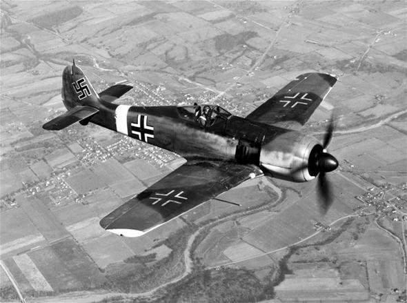 <p>Focke-Wulf Fw 109 </p>

<p>Focke-Wulf, 1941 yılından itibaren tüm cephelerde görev almış ve alçak uçuşlarda da çok büyük başarılar elde etmişti.</p>
