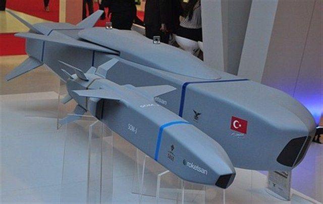 <p><strong>SOM-J FÜZESİ: </strong>ROKETSAN üretimi orta menzilli seyir füzeleri, F-16 ve F-35 uçaklarında kullanılmak üzere tasarlandı. Parçacık tesirli etkisi olan füzeler, deniz hedeflerine karşı da kullanılabilecek. Yüksek korunaklı hedefleri imha gücüne ve geniş güdüm yelpazesine sahip.</p>
<p>Menzil: 200 km </p>
<p>Ağırlık: 500 kg</p>