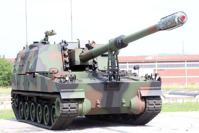 <p><strong>T-155 FIRTINA OBÜSÜ:</strong></p>
<p>Hareket halindeyken 30 saniyede atışa hazır hale geliyor</p>