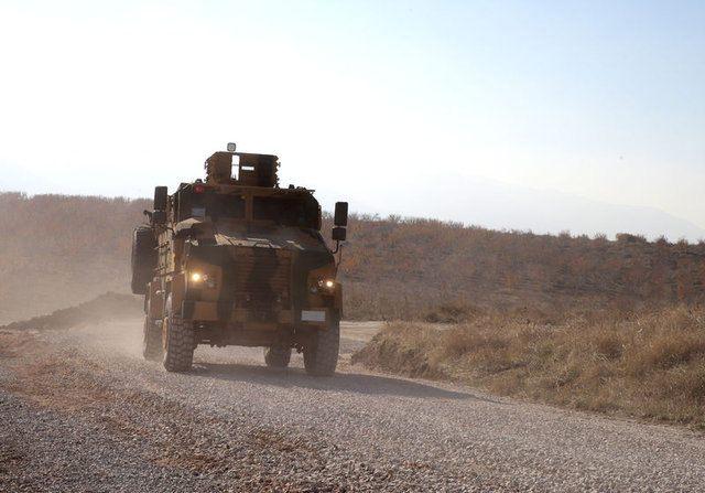 <p>Lastikleri patlasa da 40 kilometre gidebiliyor. Askerlerin operasyona güvenle ulaştırılmasını sağlıyor.</p>
<p> </p>