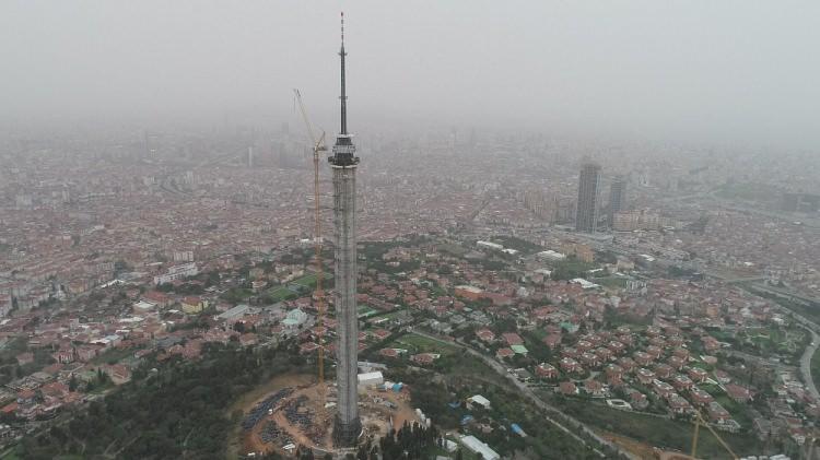 <p>İstanbul Çamlıca’da görüntü kirliliği oluşturan vericilerin tek noktada toplanması için 2016 yılında temeli atılan Küçük Çamlıca TV-Radyo Kulesinin anteni yükselmeye devam ediyor. Kulenin sona gelinen anten kısmı havadan görüntülendi. </p>
