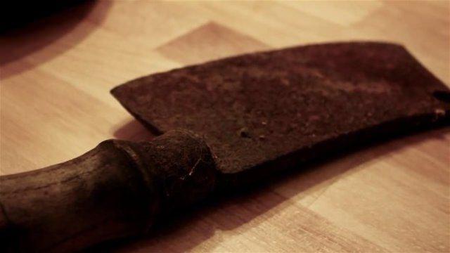 <p><strong>PASLANMIŞ BIÇAĞI DAKİKALAR İÇERİSİNDE JİLET GİBİ YAPTI</strong></p>
<p>Youtube'da "DIY projects - step by step" sayfasıyla paylaşımlar yapan adam çöpte bulduğu satırı yenilemeye karar verdi.</p>
