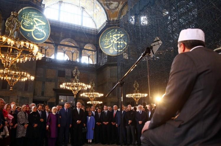 <p>Merhum Ahmed Hamdi Tanpınar, 'Cetlerimiz inşa etmiyor, iman ediyor' cümlesiyle bu yapılanların adeta bir iman olduğunu vurguluyordu.İslam Medeniyeti'nde ihtişam ile sadelik, yeni ile eski, dünya ile ahiret iç içedir. Bizim geleneğimizde sanatkar Allah'ın güzelliğini gören ve bu güzelliği elindeki işe işleyendir.</p>
