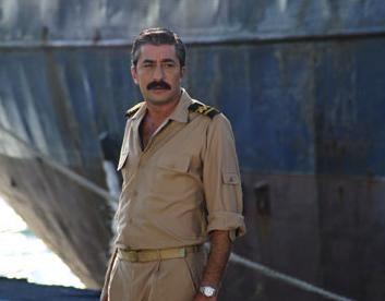 <p>O genç adam şu sıralar Öyle Bir Geçer Zaman ki dizisinde oynayan Erkan Petekkaya'dan başkası değil</p>

<p> </p>
