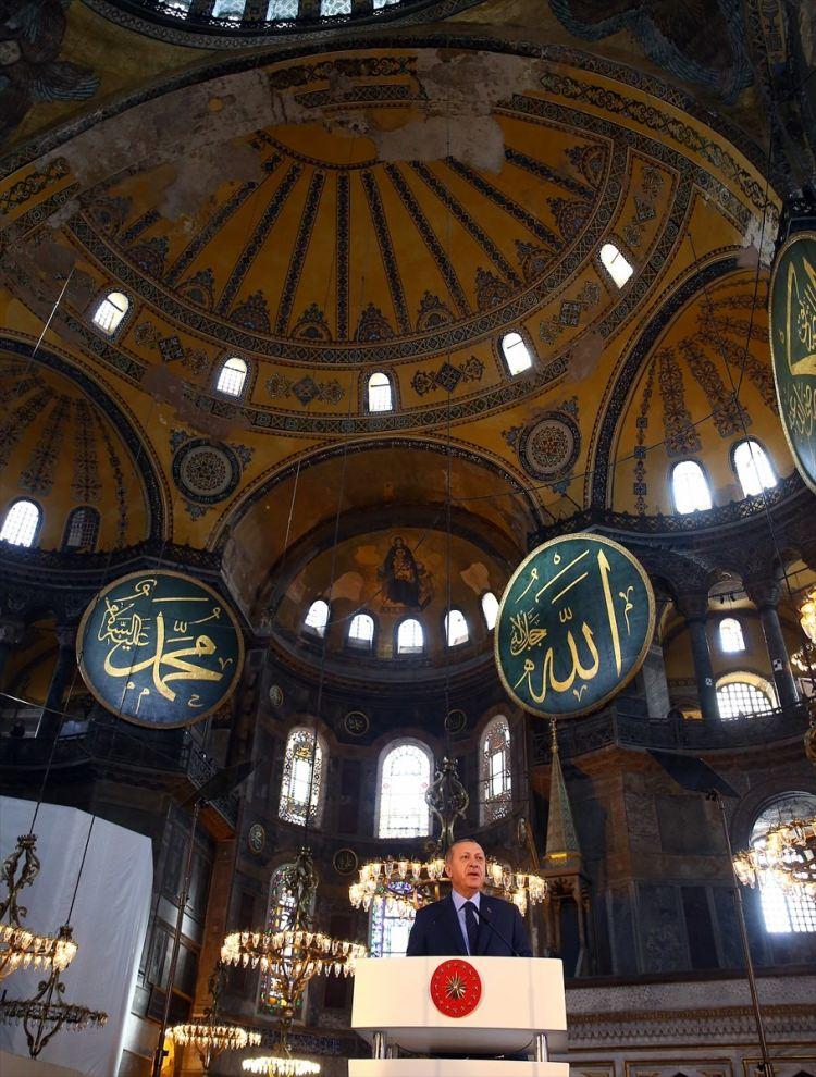 <p>Hayatın sakinleri tarafından fark edilmese de bu şehir devasa bir müzedir. Geçmişin eskimeyen güzellikleri ile günümüzün modern eserlerini başarı ile mezdeden bienalin gereken ilgiyi göreceğine inanıyorum.</p>